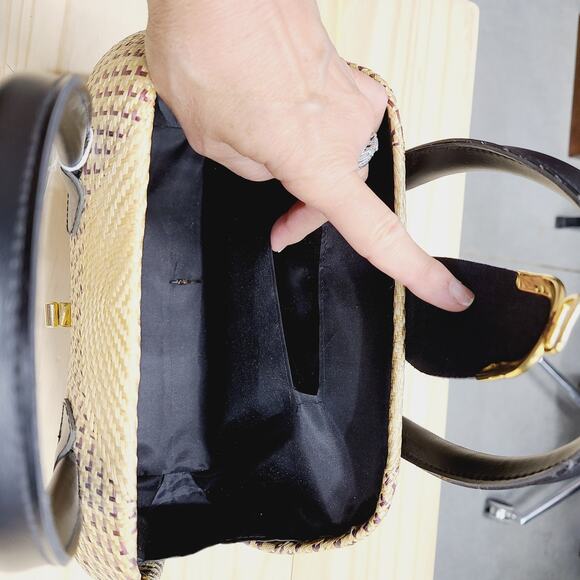 Vintage 1980's Hard Shell Woven Straw Clutch w/ Vegan Leather Handles, PRE-OWNED - Picture 3 of 4